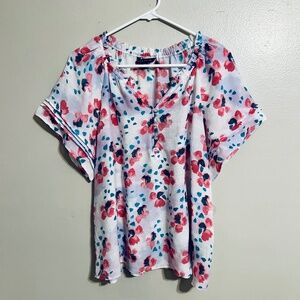 Loose Floral Top. Med (runs big). NWT